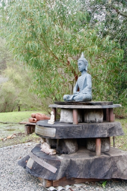 'secret place' tempat asri dan sunyi dengan beberapa dekorasi buddha rupang (patung)...